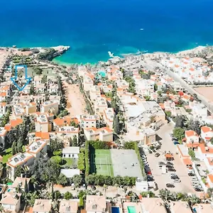 Βίλα Sonja, Πρωταράς